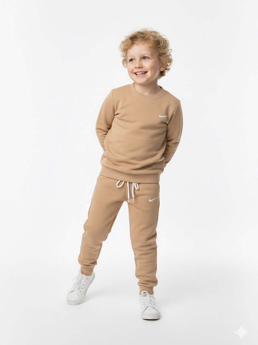 Çocuklar için Nike Nakışlı Takım, bej rengi, rahat ve şık spor kıyafet.