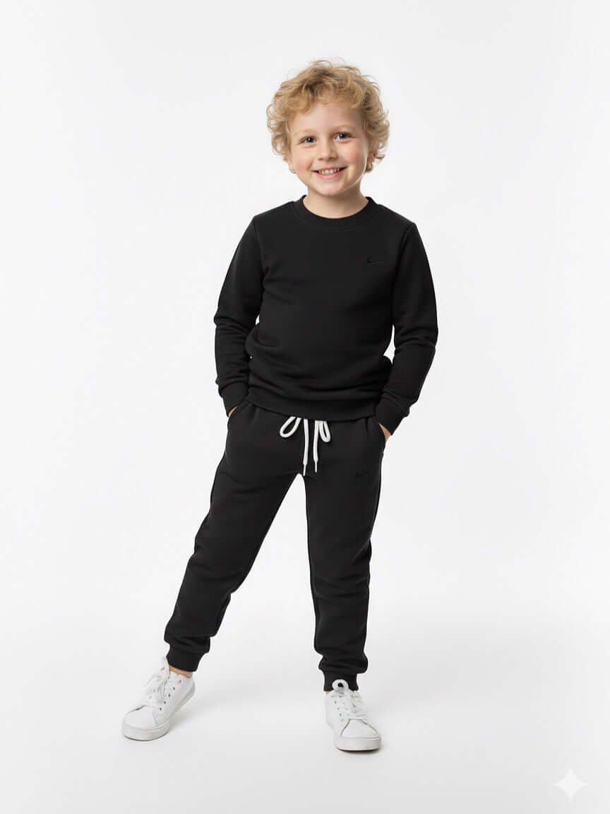 Nike Nakışlı Takım, çocuk için siyah rahat bir takım, modern tasarım ve konfor sunuyor.
