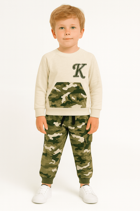 A boy wearing a Kamuflaj Takım featuring a beige top with a pocket and camouflage pants.