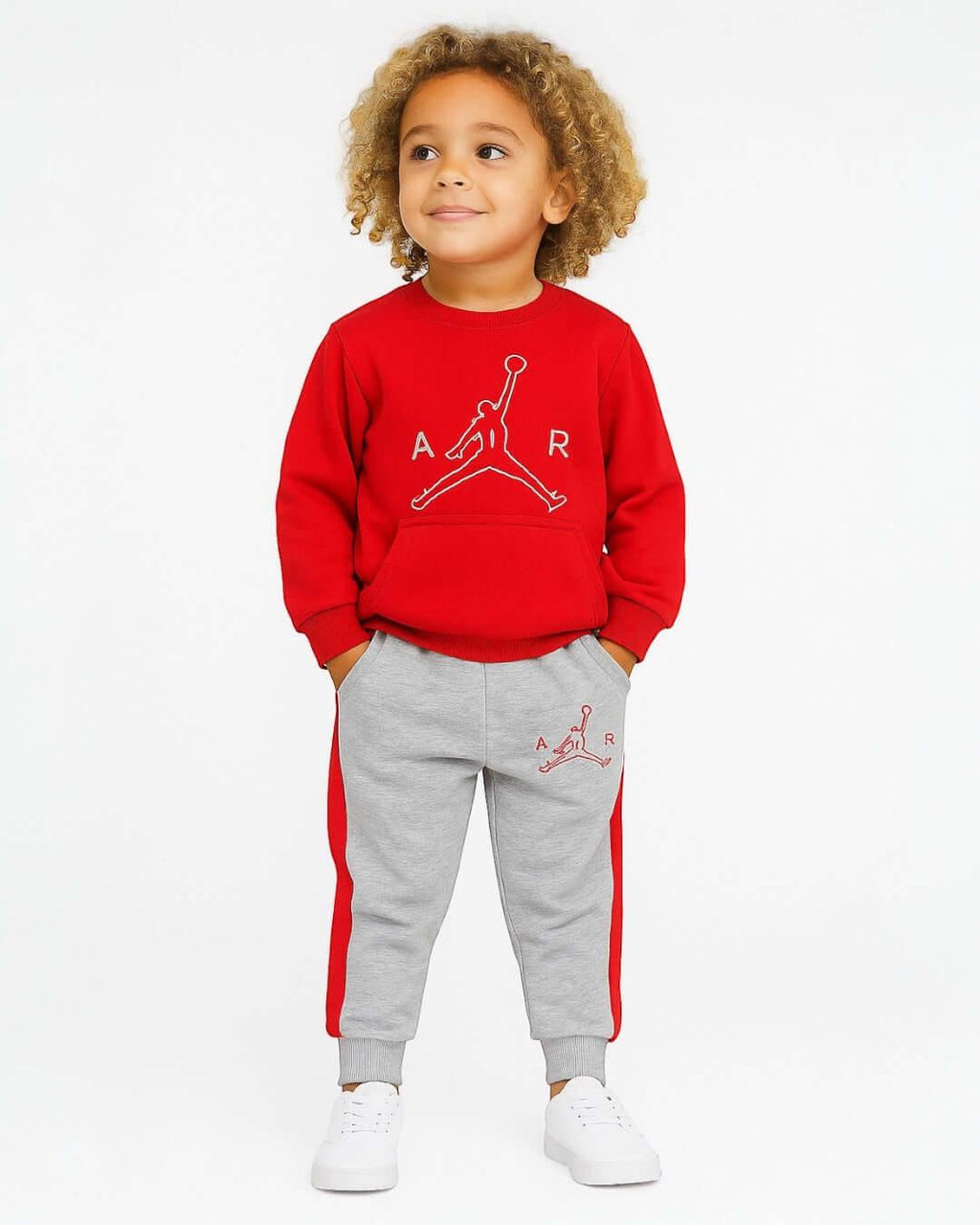 Jordan Nakışlı Şardonlu Takım, şık ve rahat çocuk takımı, kırmızı üst ve gri altıyla.