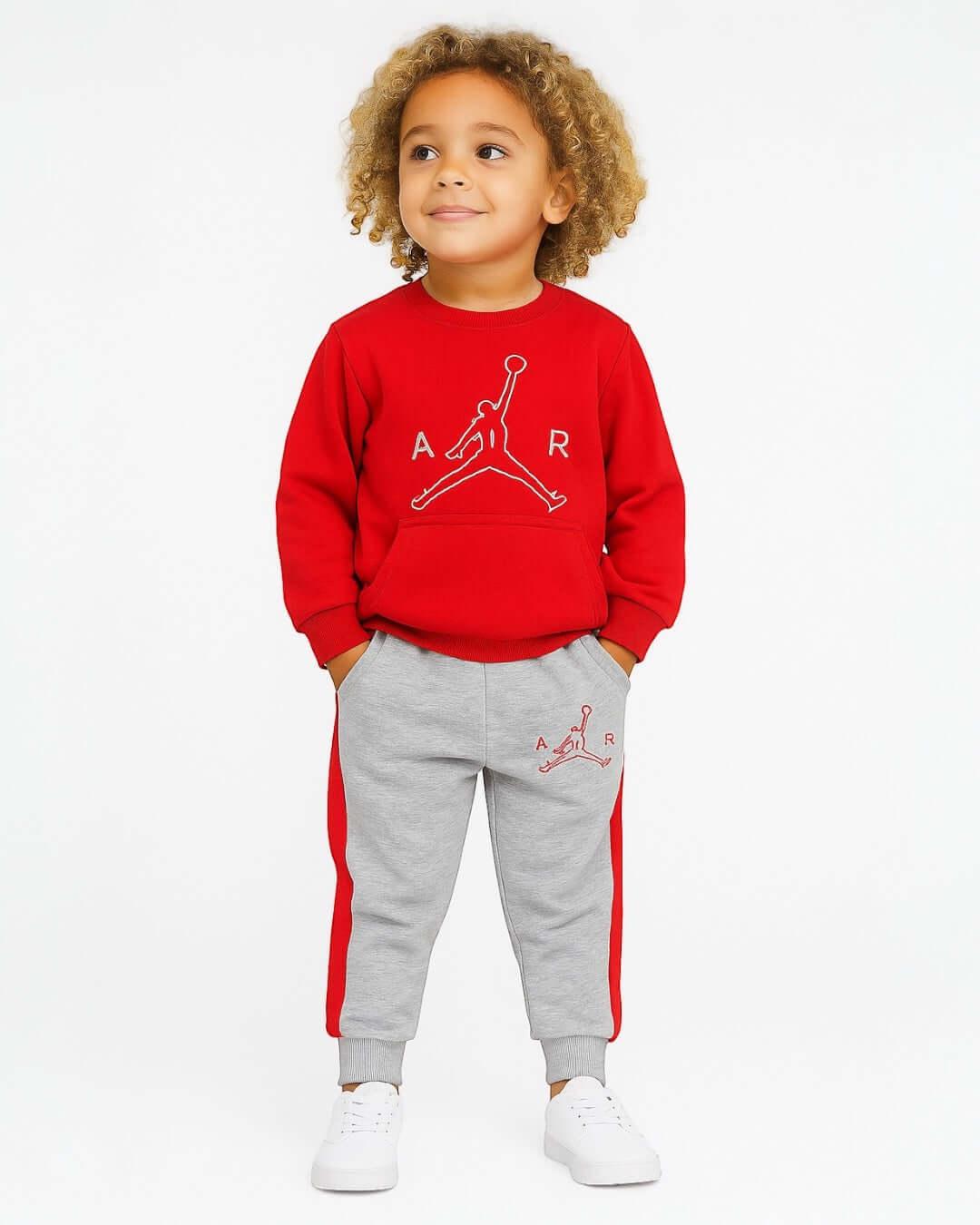 Jordan Nakışlı Şardonlu Takım, şık ve rahat çocuk takımı, kırmızı üst ve gri altıyla.