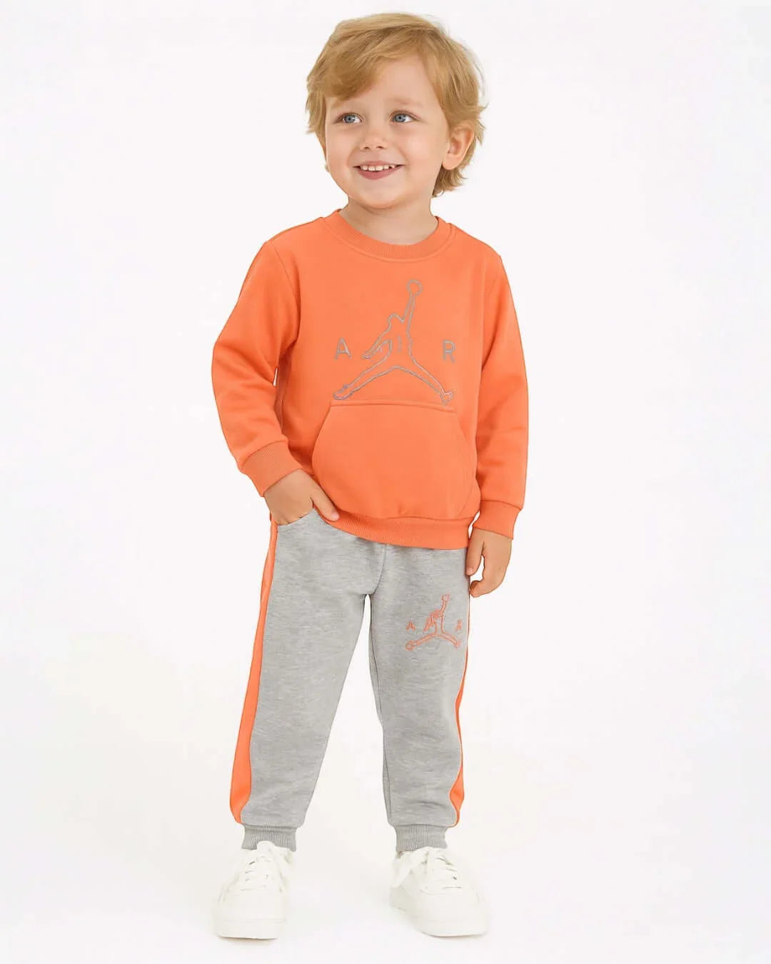 Jordan Nakışlı Şardonlu Takım, turuncu sweatshirt ve gri eşofman takımı, çocuk modası.