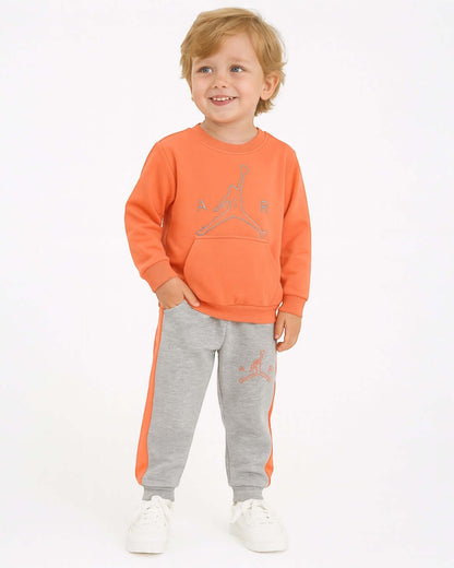 Jordan Nakışlı Şardonlu Takım, turuncu sweatshirt ve gri eşofman takımı, çocuk modası.